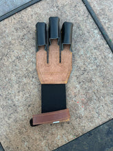 Load image into Gallery viewer, BURNISH ARCHERY SHOOTING LEATHER 3 FINGER GLOVE 100% BURNISH LEATHER Black/Brown